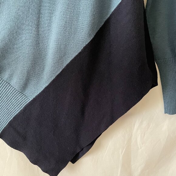 89th + Madison Womens Pale Blue And Navy V Neck Asymmetrical Hem Sweater Size L - Picture 6 of 11